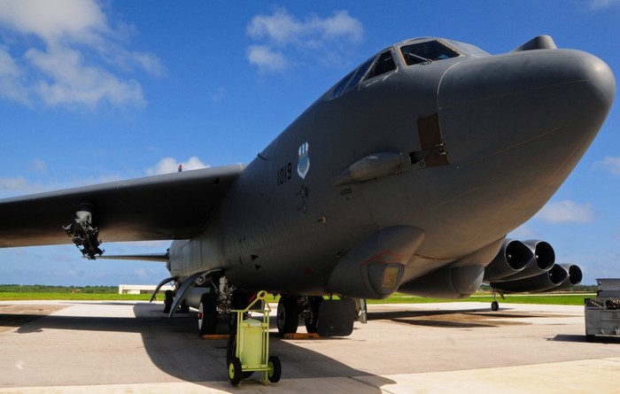 Nạp tên lửa hành trình không đối đất AGM-86B (tên lửa chuyên dùng để huấn luyện) tại căn cứ Mỹ ở Guam